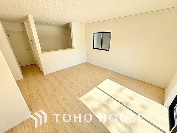 光と風があふれる開放的なリビングダイニングには自然と家族みんなが集まってきます。