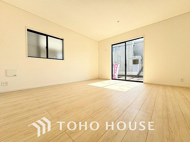 一日の中で多くの時間を過すことになるリビング。爽やかな通風と採光を存分に感じる事が出来る空間です。