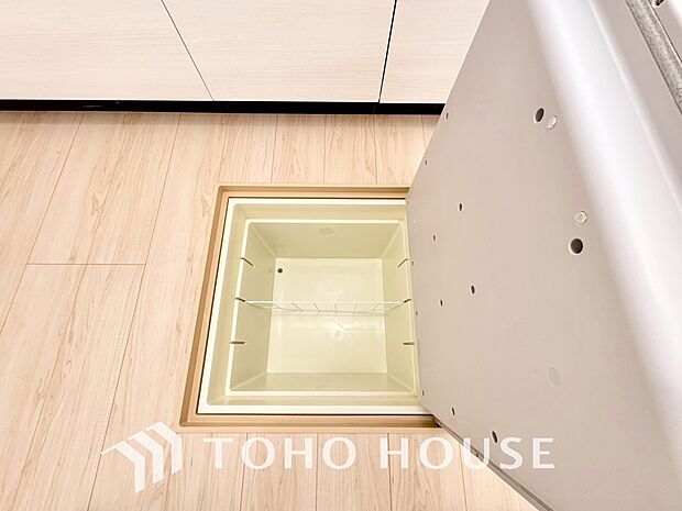 スペースを上手く活用した床下収納はあると何かと便利。食料のストック品はもちろん、掃除用具など。