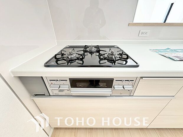 3口コンロは一度に複数のお料理を作ることができるメリットがあります。毎日のキッチンタイムを効率よく。