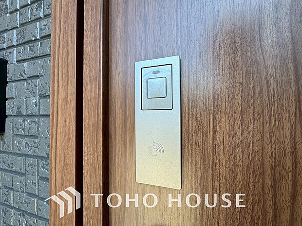 電子錠・カードキーシステム。合鍵を作りづらく、ピッキングが不可能なので、防犯対策に効果的です。