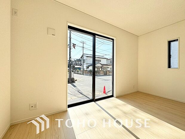 爽やかな通風と採光を存分に感じる事が出来る空間。毎日の暮らしに癒しをもたらす居心地の良いリビング。