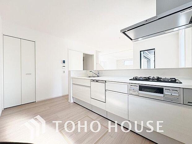 夫婦そろってキッチンに立っても調理がしやすく余裕の広さ。家事をしながら会話も弾みます。