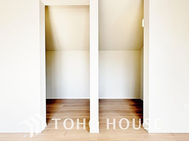 奥行きあるクローゼットを採用。衣装ケースや、掃除機といった物を収納できるような造りになっております。