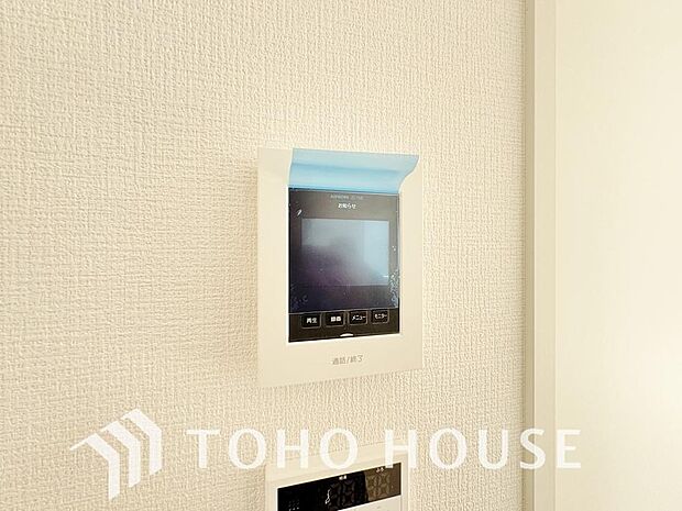 誰が来てもわかる様にモニター付きインターホンを設置。家事導線を考慮した個所に設置し、防犯性と利便性に優れ快適と安らぎを合わせた優しい設計。