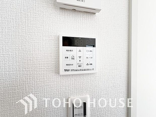 お風呂場と台所に操作リモコンがあり、キッチン近くにある給湯リモコンは、お料理の最中でもリビングで寛いでいるなかでもボタン一つで簡単に沸かせて便利ですね。