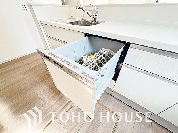 「ビルトインタイプ食器洗乾燥機」通常の手洗いでは使用出来ないほど高温のお湯や高圧水流を使うことにより汚れを効果的に落とすことができる。