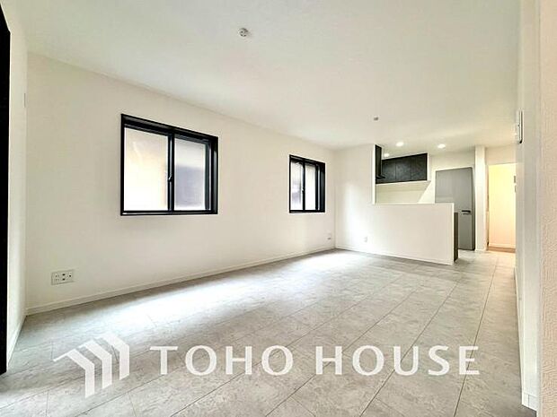 光が注がれる青い空から鮮やかに赤色にゆっくりと染まる。そんな優しい時間がここでは流れてゆく。