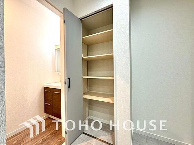建物内部の収納には拘りました。共有部分に設けた収納。お荷物が多い方にも安心です。