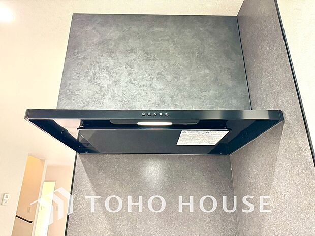 昨今主流のスリムタイプのレンジフード。スタイリッシュな見た目からインテリアとしても人気がある型です。