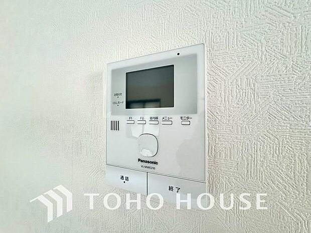 誰が来てもわかる様にモニター付きインターホンを設置。家事導線を考慮した個所に設置し、防犯性と利便性に優れ快適と安らぎを合わせた優しい設計。