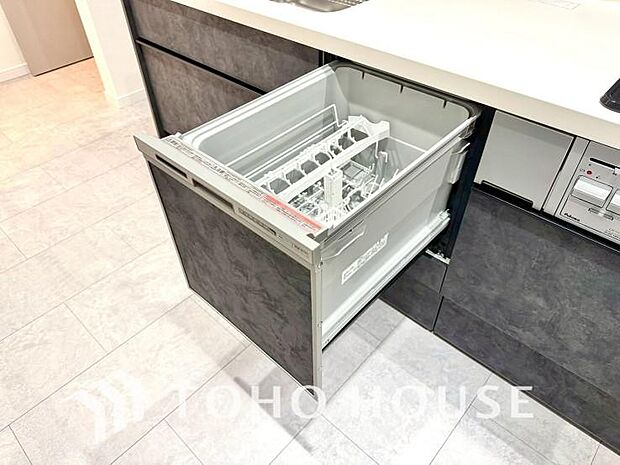 「ビルトインタイプ食器洗乾燥機」通常の手洗いでは使用出来ないほど高温のお湯や高圧水流を使うことにより汚れを効果的に落とすことができる。