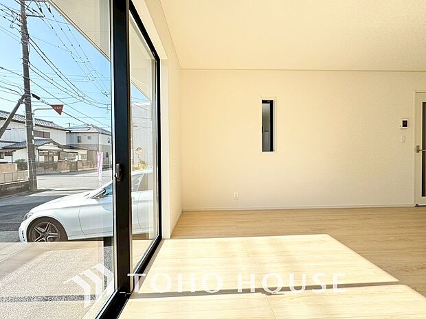 明るく穏やかな空気の中で飲んだり、食べたり、笑ったり。一日の中で多くの時間を過すことになるリビング。