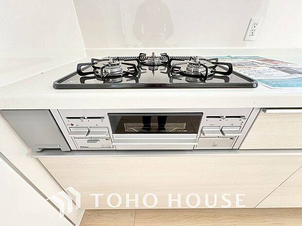 3口コンロは一度に複数のお料理を作ることができるメリットがあります。毎日のキッチンタイムを効率よく。