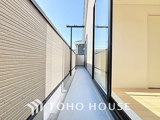 暖かい陽ざしが差込むバルコニー。晴れた日には、洗濯物が良く乾きます。風通しも良好です。