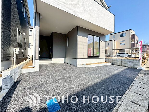 マンションとは違う敷地内駐車。ご主人様のお車のお手入れにも気合が入りますね。