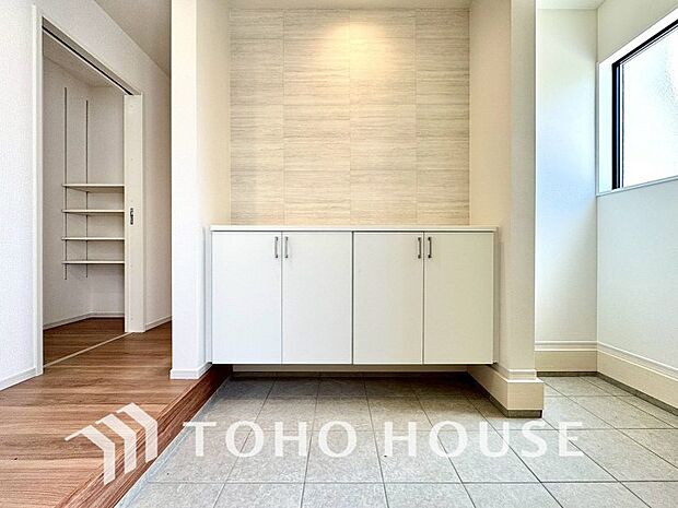 広々した玄関スペースはベビーカーも楽々置けるゆったりスペースが魅力です。