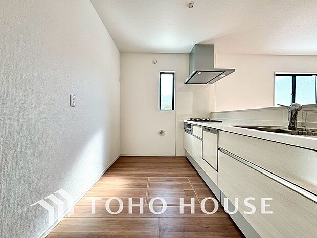 ご家族みんなで調理ができる位のスペースを実現したキッチン空間となっております。