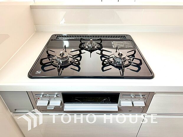 見た目に美しくインテリア性にも優れお掃除も簡単。3口コンロで忙しくても同時に調理で便利ですね。