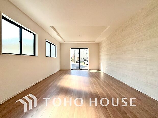 光が注がれる青い空から鮮やかに赤色にゆっくりと染まる。そんな優しい時間がここでは流れてゆく。