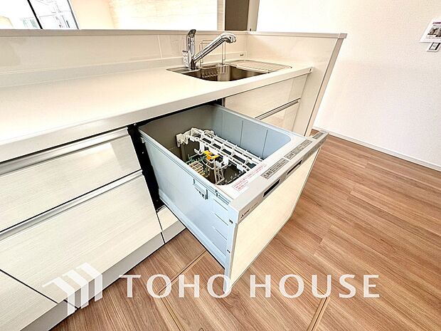 「ビルトインタイプ食器洗乾燥機」通常の手洗いでは使用出来ないほど高温のお湯や高圧水流を使うことにより汚れを効果的に落とすことができる。