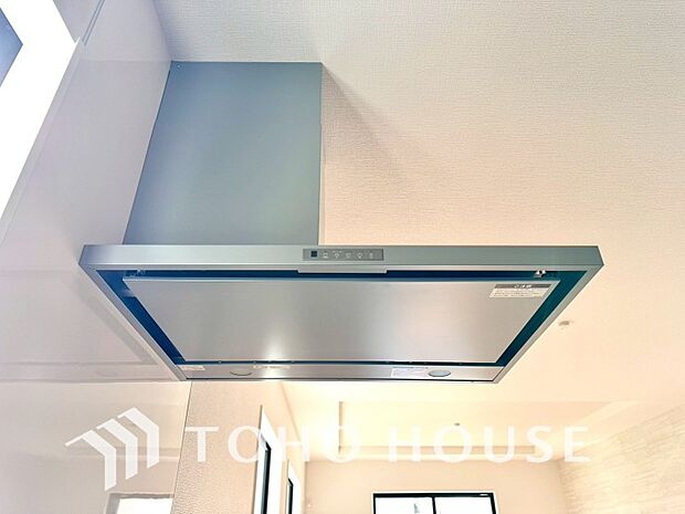 昨今主流のスリムタイプのレンジフード。そのスタイリッシュな見た目から、インテリアとしても高い人気がある型です。また、スリム型の大きなメリットとして、掃除のしやすさがあります。