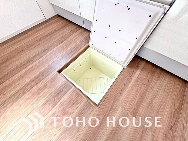 キッチン下部に設けた床下収納は、缶詰のストックや非常食、梅酒や味噌などの保存食入れとしての他、卓上プレートや季節家電などの物を仕舞うことが出来る便利な収納。