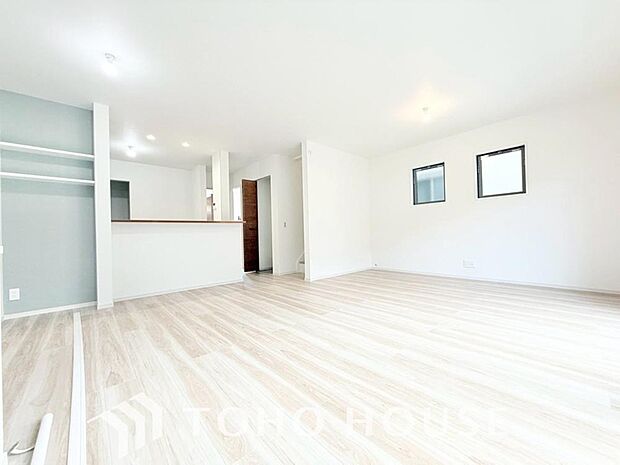 明るく穏やかな空気の中で飲んだり、食べたり、笑ったり。一日の中で多くの時間を過すことになるリビング。