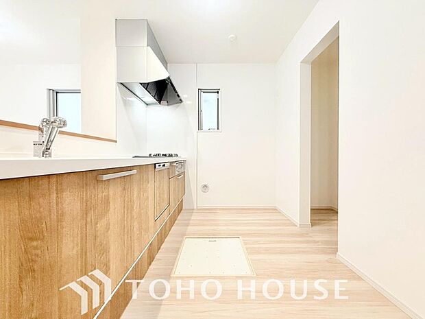 大型の冷蔵庫も配置できる広々としたキッチンスペースでお料理や家事をスムーズに進めることができます。