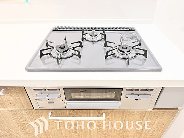 3口コンロは一度に複数のお料理を作ることができるメリットがあります。毎日のキッチンタイムを効率よく。