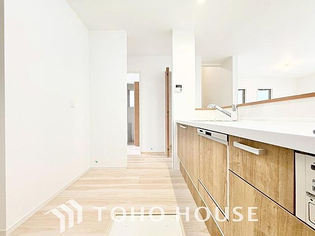 家族みんなでゆったりと調理や食事の準備ができる十分な広さを確保した、快適なキッチンスペース。