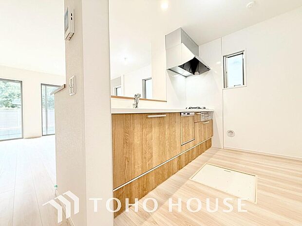 美しく使いやすいキッチン空間。優しい温もりを醸し出すキッチンは料理の為の配慮を随所に注ぎました。