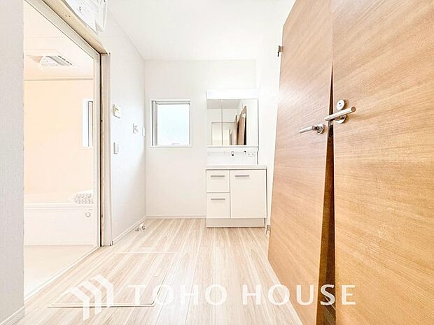 身だしなみのチェックがしやすい大きな鏡、下には収納がたっぷり。スッキリとした空間を演出いたします。