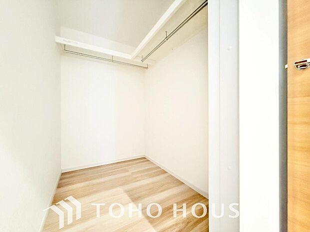 クローゼットを完備。家具の配置にも困らない設計がされており、採光と室内のバランスが絶妙です。