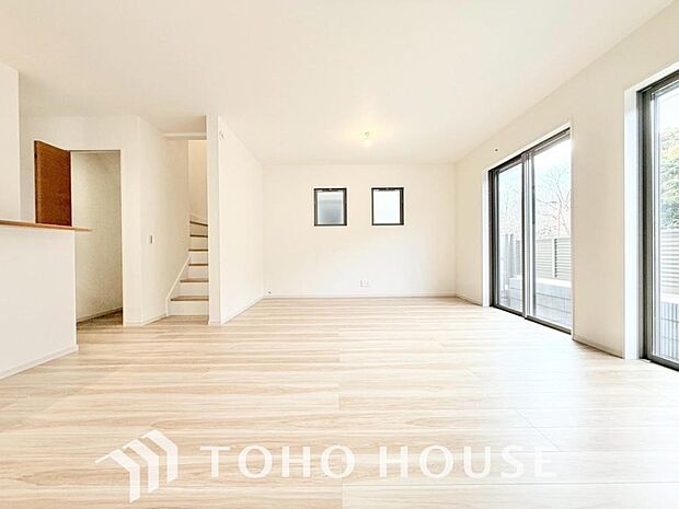 広々としたLDKは、家族が自然に集まりやすく、一緒に過ごす時間を楽しめる工夫が施されています。