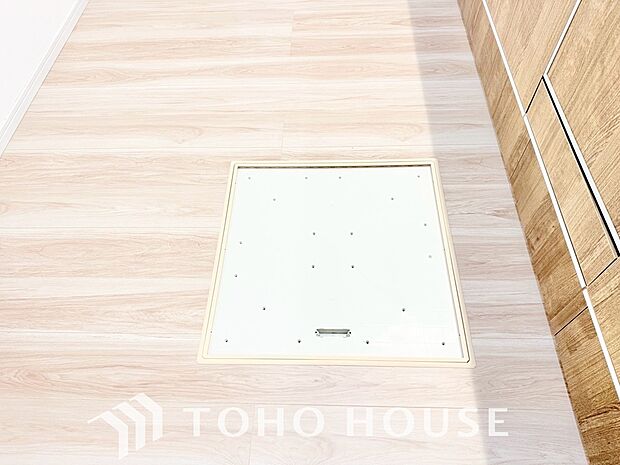 床下収納の場合は使っていない空間を有効利用するので、キッチンを狭くすることなく収納場所を増やせます。