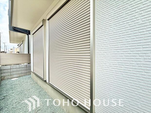 戸建にも防犯機能のシャッターを完備しております。寒い冬でも中から開閉が可能ですのでラクラクな所も便利です。