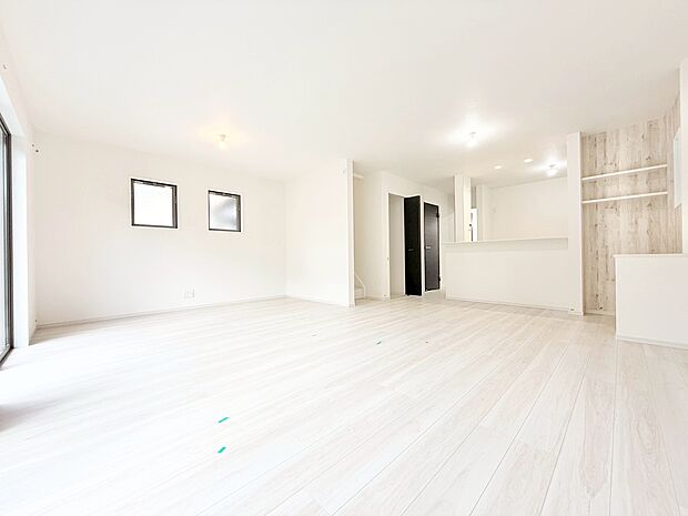 明るく穏やかな空気の中で飲んだり、食べたり、笑ったり。一日の中で多くの時間を過すことになるリビング。