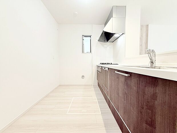 家族みんなでゆったりと調理や食事の準備ができる十分な広さを確保した、快適なキッチンスペース。