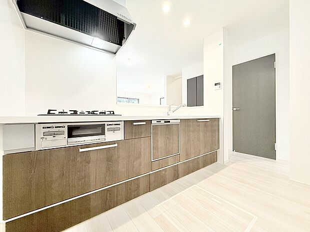 美しく使いやすいキッチン空間。優しい温もりを醸し出すキッチンは料理の為の配慮を随所に注ぎました。