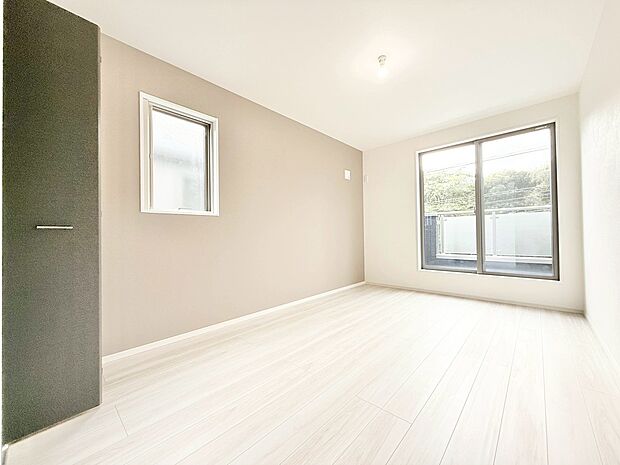 落ち着いたカラーの室内。インテリアやファブリックでお好みのテイストデザインを取り入れて頂けます。