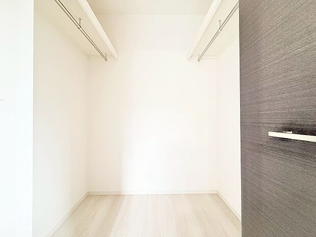 クローゼットを完備。家具の配置にも困らない設計がされており、採光と室内のバランスが絶妙です。