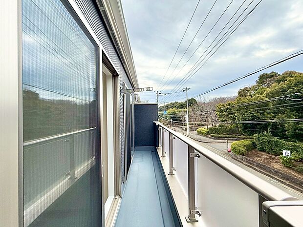 暖かい陽ざしが差込むバルコニー。晴れた日には、洗濯物が良く乾きます。風通しも良好です。