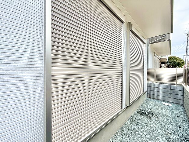 戸建にも防犯機能のシャッターを完備しております。寒い冬でも中から開閉が可能ですのでラクラクな所も便利です。