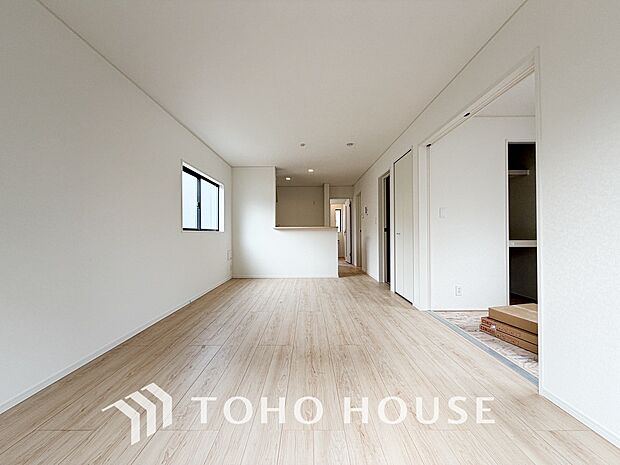 爽やかな通風と採光を存分に感じる事が出来る空間。毎日の暮らしに癒しをもたらす居心地の良いリビング。
