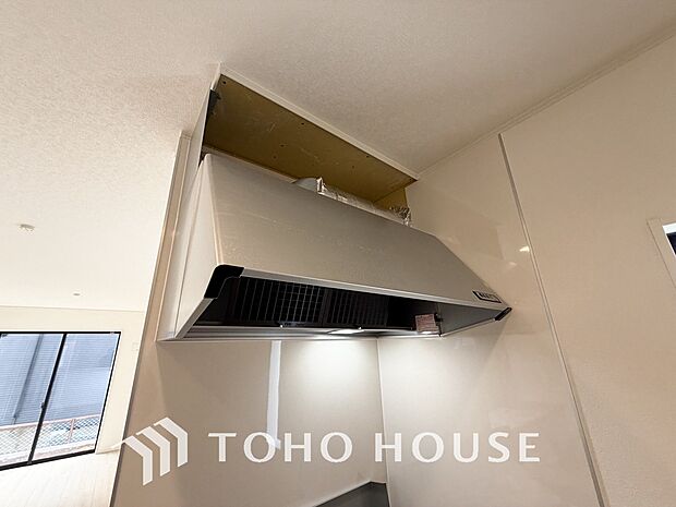 最新のレンジフードは静音性や省エネ性能が向上しデザインもスタイリッシュ。効率的な換気で料理を快適に。