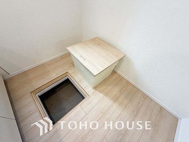 床下収納の場合は使っていない空間を有効利用するので、キッチンを狭くすることなく収納場所を増やせます。