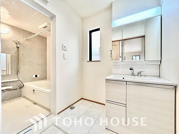 お家の中でも特にプライベートスペースとなる洗面所は、洗濯場所と浴室を同じ空間でまとめております。