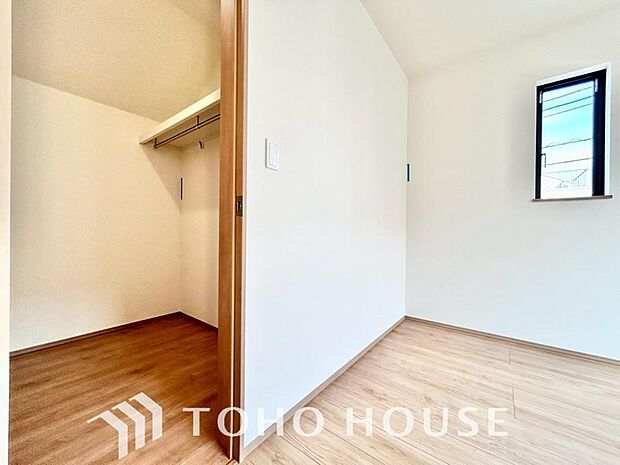 大容量のウォークインクローゼット。大きさ&広さの感覚が画像では伝わりづらいので是非現地をご覧下さい。