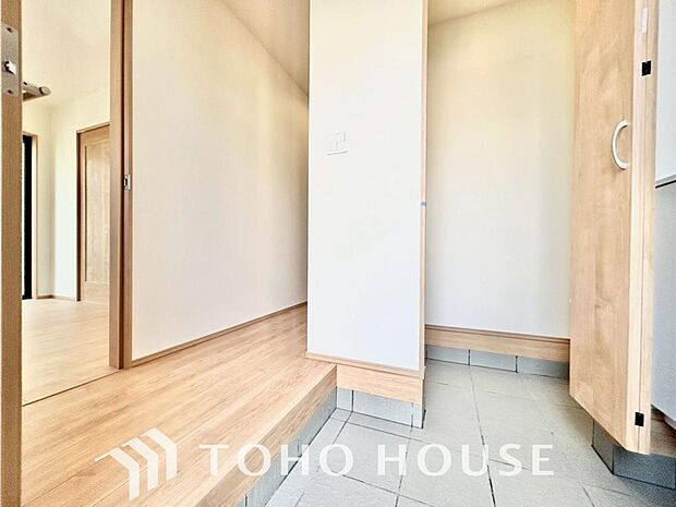 土足のまま入れるの玄関収納。ゴルフバックや部活&スポーツ用品、日常使いの傘なども収納できて便利です。